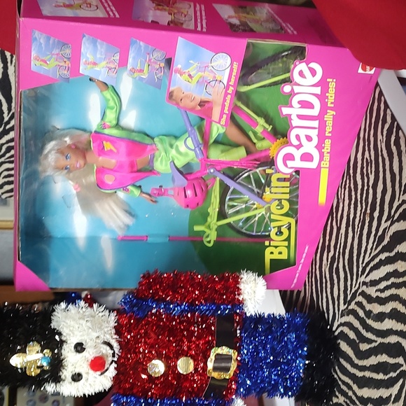 Bicyclin Barbie/1993 - Picture 3 of 8